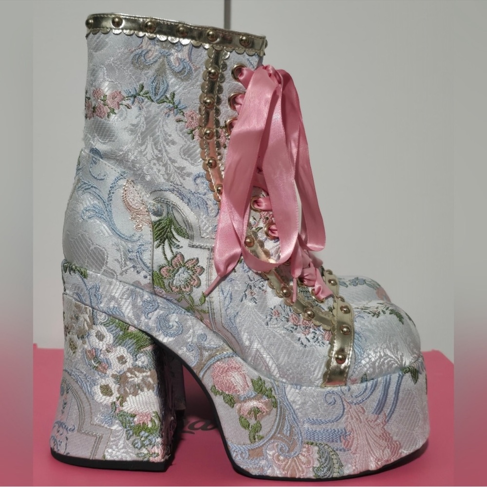 Sugar Thrillz Dolls Kill ‘FAIREST OF ALL’ Brocade Platform Boots NEW 9 - Picture 2 of 10
